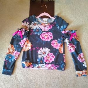 Really cute floral cold shoulder sweater in great condition, fits adult small.